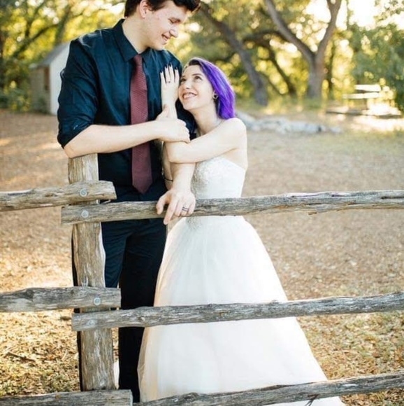 WEDDING DRESS TRY ON PHOTOS - Picture 2 of 5